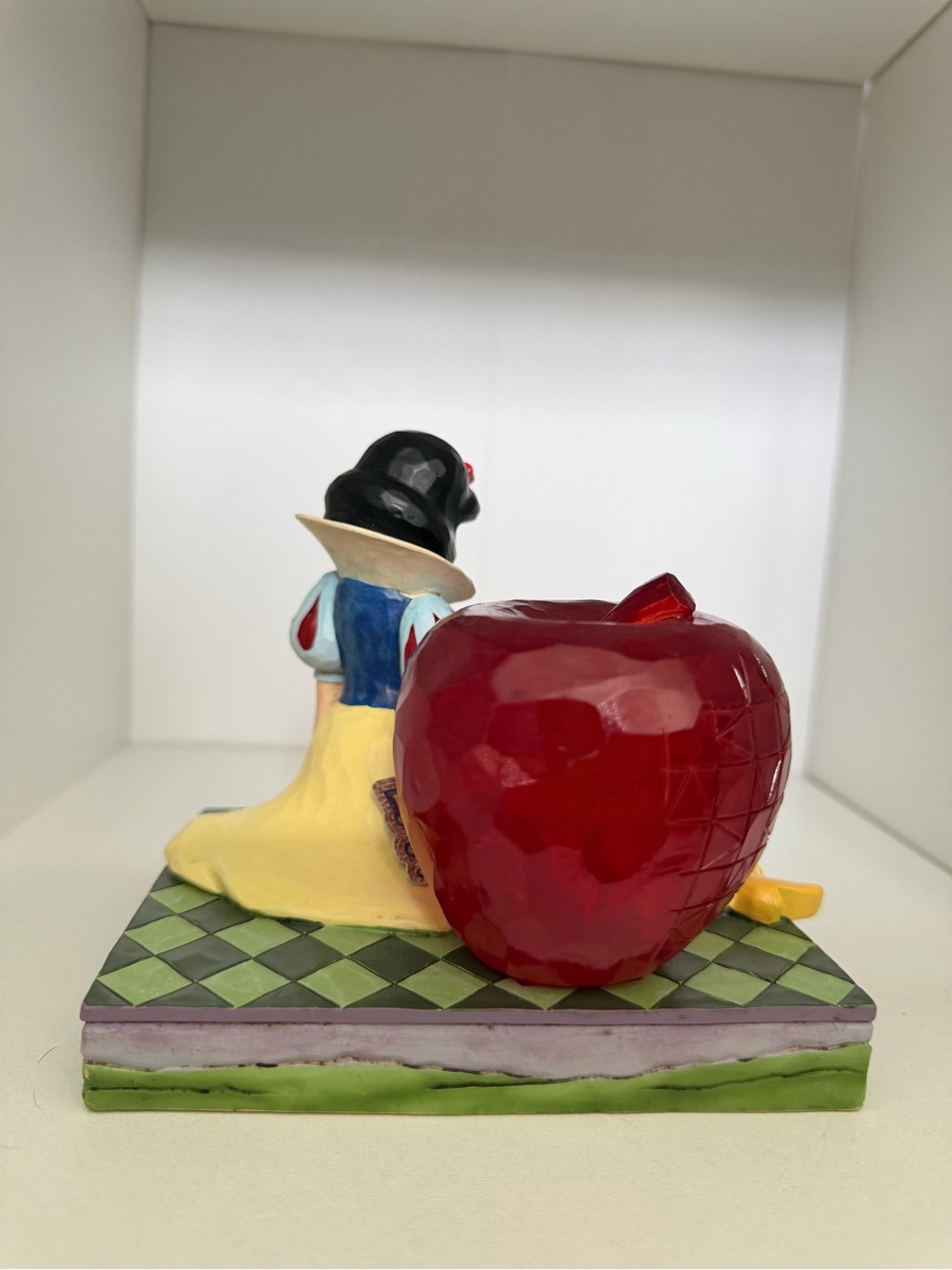 Disney Traditions "Snow White & Apple" - Picture 3 of 5